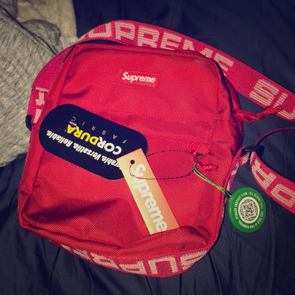 supreme shoulder bag tag